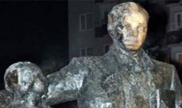 Li Diyarbekirê peykerê AtaTurk hat şewitandin