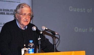 Naom Chomsky: Maf bi tekoşînê tên bidestxistin