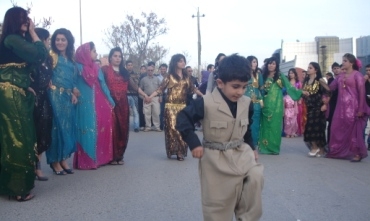 Fermanberên Herêmê bi Cilên Kurdî Pêşwaziya Newrozê Dikin