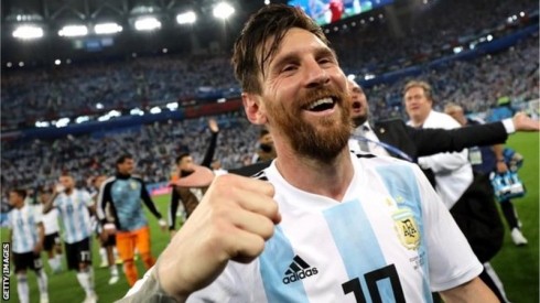 Marcos Rojo scored a fine late volley to send Argentina through to the last 16 of the 2018 World Cup with a dramatic victory over Nigeria in St Petersburg