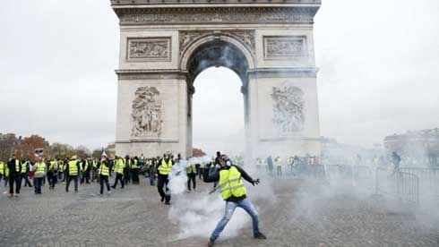 French police deployed as more 'Yellow Vest' protests hit Paris