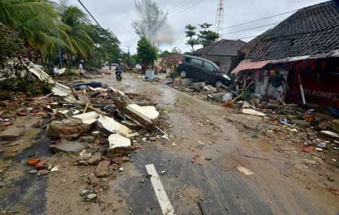 'Volcano' tsunami kills at least 168 in Indonesia