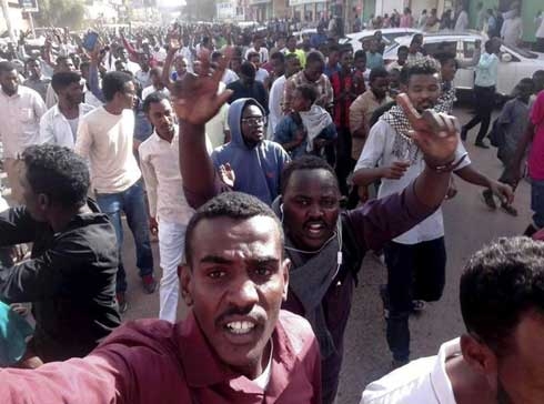 Clashes erupt as Sudanese march on presidential palace