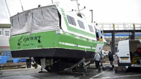 French police nab 14 migrants at Channel port harbour