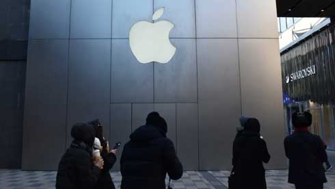 Apple shares tumble as firm blames sales slump on China slowdown