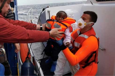 Stranded migrants disembark in Malta after EU deal reached