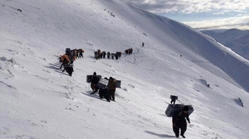 Two Kurdish Porters Freeze to Death in Iran