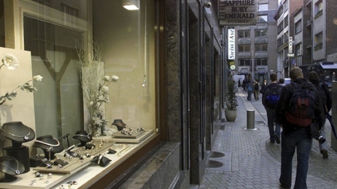 Thieves use sewage pipes, tunnels to break into bank vault full of jewels in Antwerp's diamond district