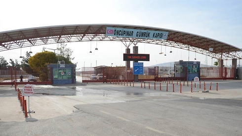 Turkey reopens key border crossing with Syria