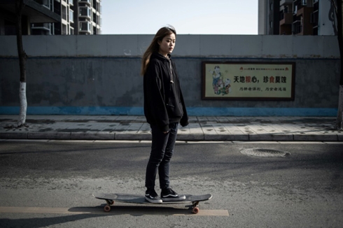 China female longboarder rides into online fame