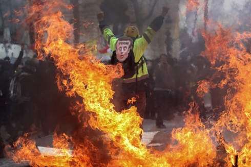 Paris stores looted, bank torched in new 'yellow vest' violence