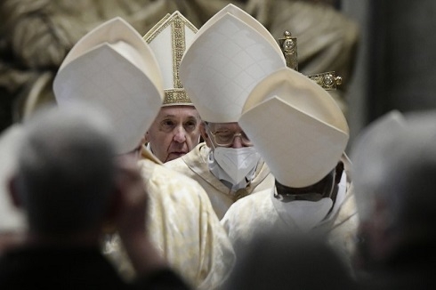 Singing hymns through masks, Christians mark pandemic Easter