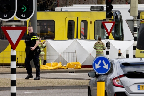 Gunman kills 3 on Dutch tram, mayor says terror likely