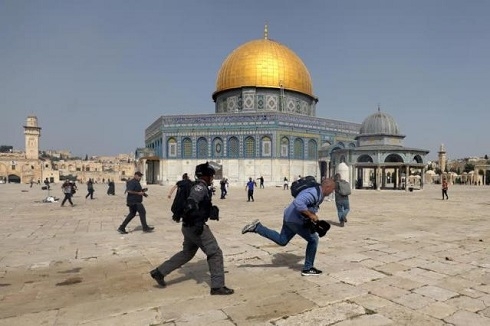 Violence flares at al-Aqsa mosque as Israel marks Jerusalem Day
