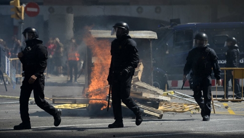 Several people injured as Catalan separatists clash with far-right activists in Barcelona