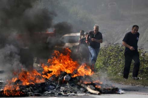 Kosovo Albanians block roads during Serbia president visit