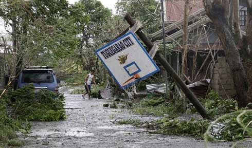 Typhoon kills 12 in Philippines, heads to southern China