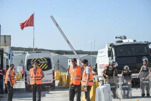 Police arrest protesters at at new Istanbul airport site