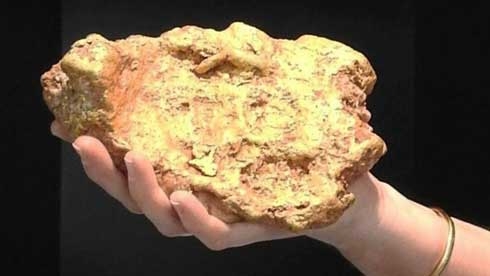 Massive $80G gold nugget discovered in Australia by retired man who's been searching area for years