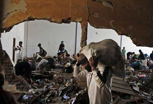 Indonesia disaster survivors search debris for food, drinks