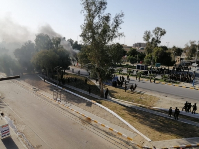 نەجەف... پێكدادان لە نێوان هێزە ئەمنییەكان و خۆپیشاندەران دەستی پێكردەوە