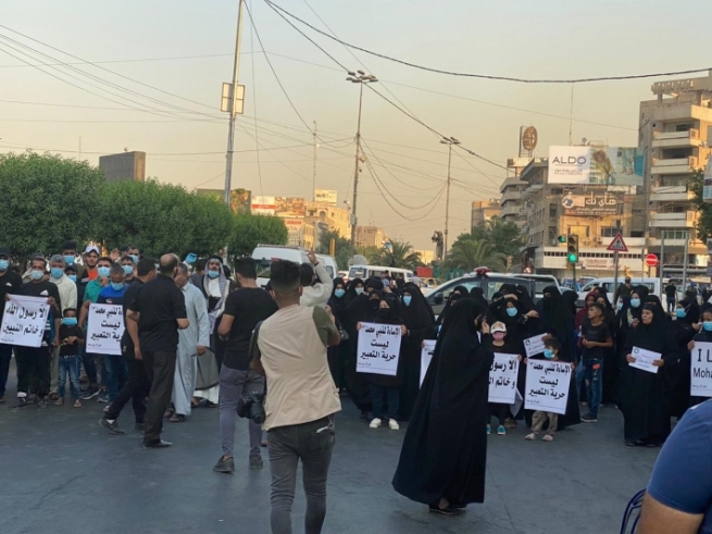 هاووڵاتییانی بەغدا بۆ دەربڕینی ناڕەزایی چوونە بەردەم باڵوێزخانەی فەرەنسا