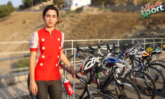 دونیا تاریق یاریزانی پایسكل سواری یانەی نەورۆز: كردنەوەی قوتابخانەیەكی تایبەت بە پایسكل سواری ئافرەتان لە كوردستان گرنگە